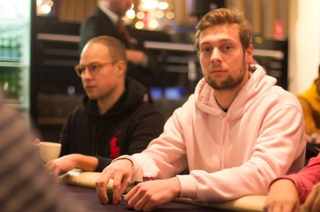 Teun Mulder has a slight lead over [Removed:172] with nine left in the Master Classics of Poker Main Event.